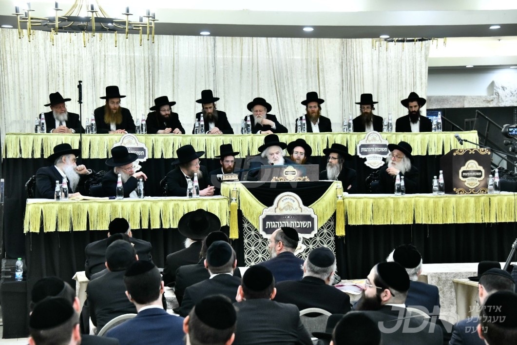 התרגשות'דיגער מעמד אדיר הכנה לקבלת התורה נעמט צוזאם תחת קורת גג אחד הונדערטער לומדי תורה פון אלע סניפי כוללי תשובות והנהגות בראשות מייסד ונשיא הכוללים מרן פוסק הדור מרא דארעא קדישא