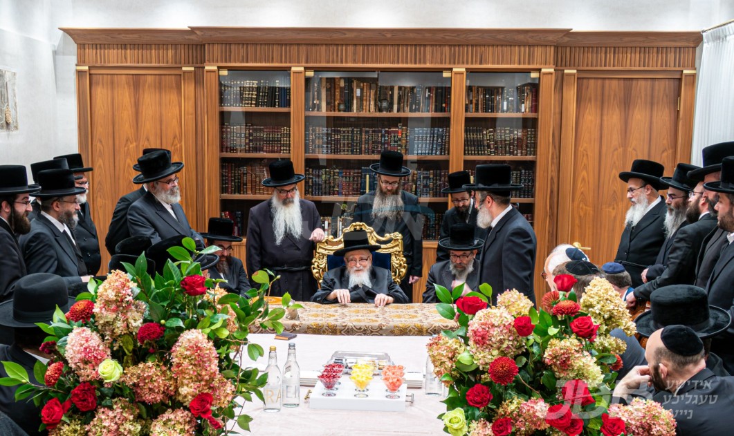 כבוד המלכות: אויפנאמע פארן הויכגעשעצטן ניו יארק סטעיט גאווערנער האוקעל, אין קרית יואל, מאנסי, און שיכון סקווירא