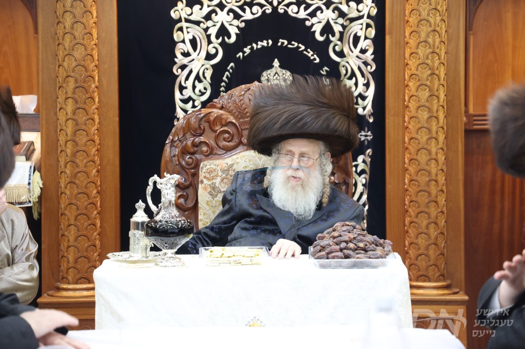 פסח אין חצר הקודש קאמארנא