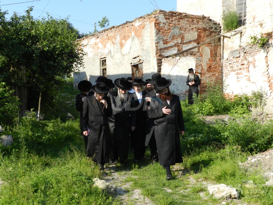 האדמו"ר מבורשטין נעמט אונטער א מסע הקודש "יזכור אהבתם" צו די מקומות הקדושים אין אייראפע, אפצייכענענדיג פופציג יאר זינט די התייסדות הקהילה