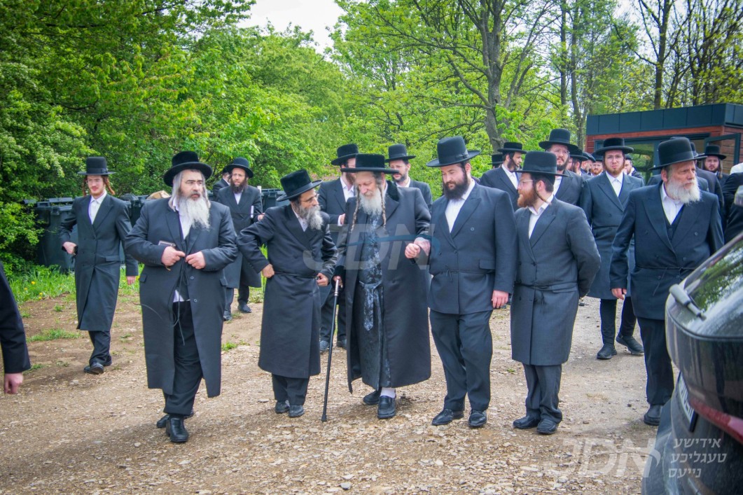 האדמו"ר מבורשטין אויף א נסיעה צו מקומות הקדושים אין אייראפע