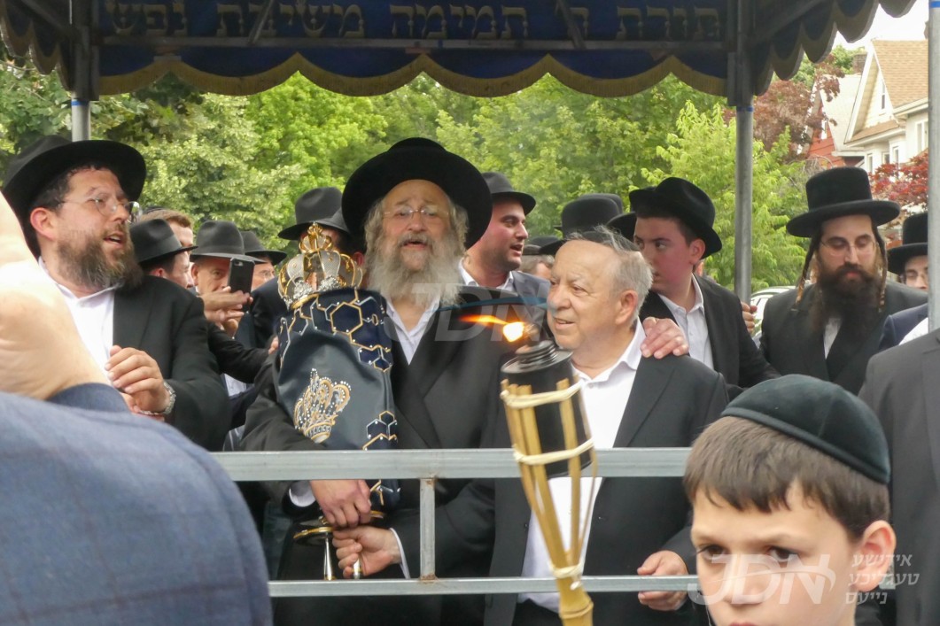 הכנסת ספר תורה צו ביהמ"ד טאמאשוב אין פלעטבוש