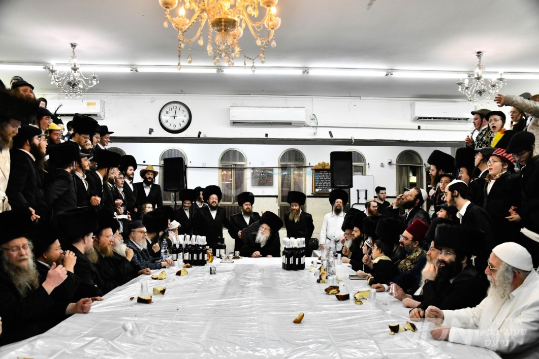 פורים אין חצר הקודש מאדזיץ