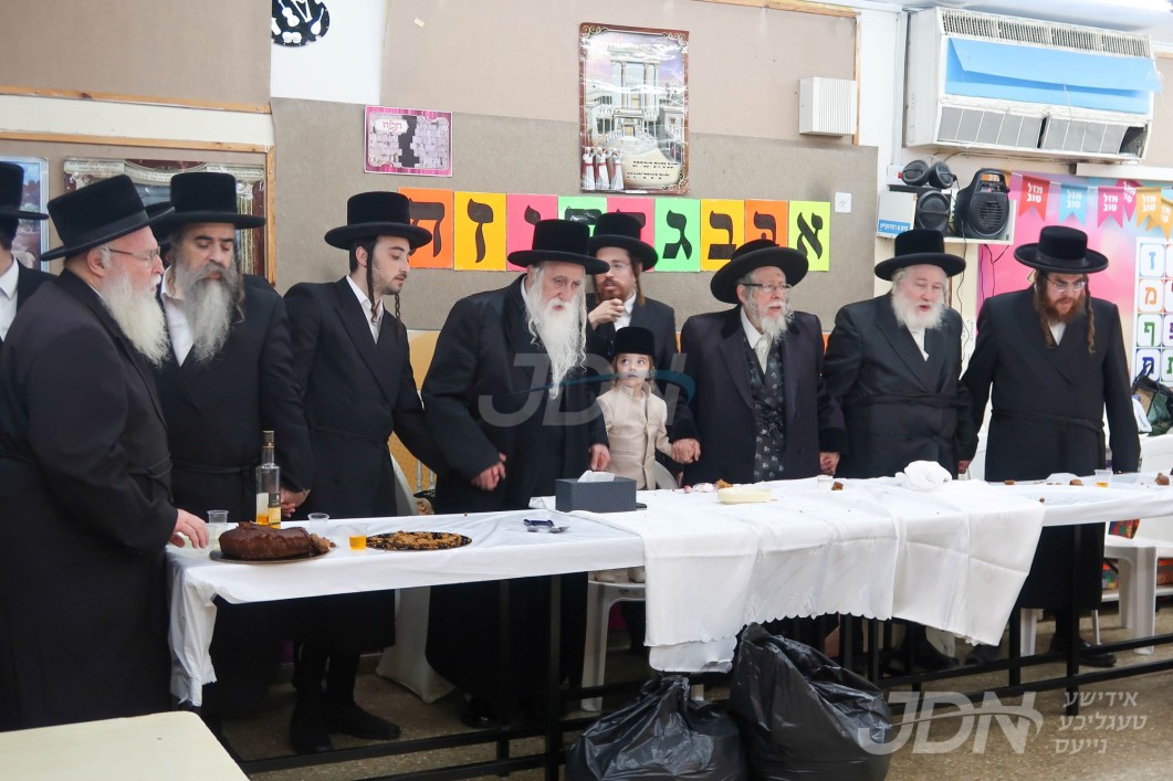 חדר פירן פון אן אור אייניקל פון האדמו"רים ממחנובקה בעלזא און סטראפקוב
