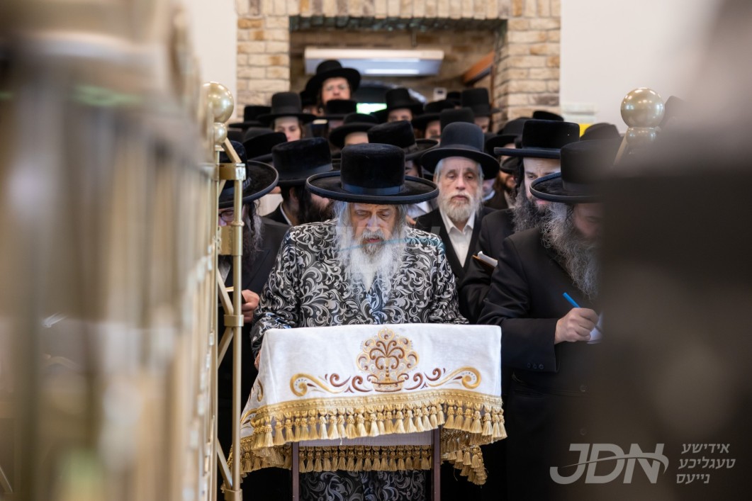 האדמו"ר מסאטמאר ביים מסע הקודש "בוני המלוכה" אין אייראפע, ביים ציון הק' פון הרה"ק בעל ישמח משה מאוהעל זי"ע, און ביים ציון הק' פון הרה"ק בעל דברי חיים מצאנז זי"ע