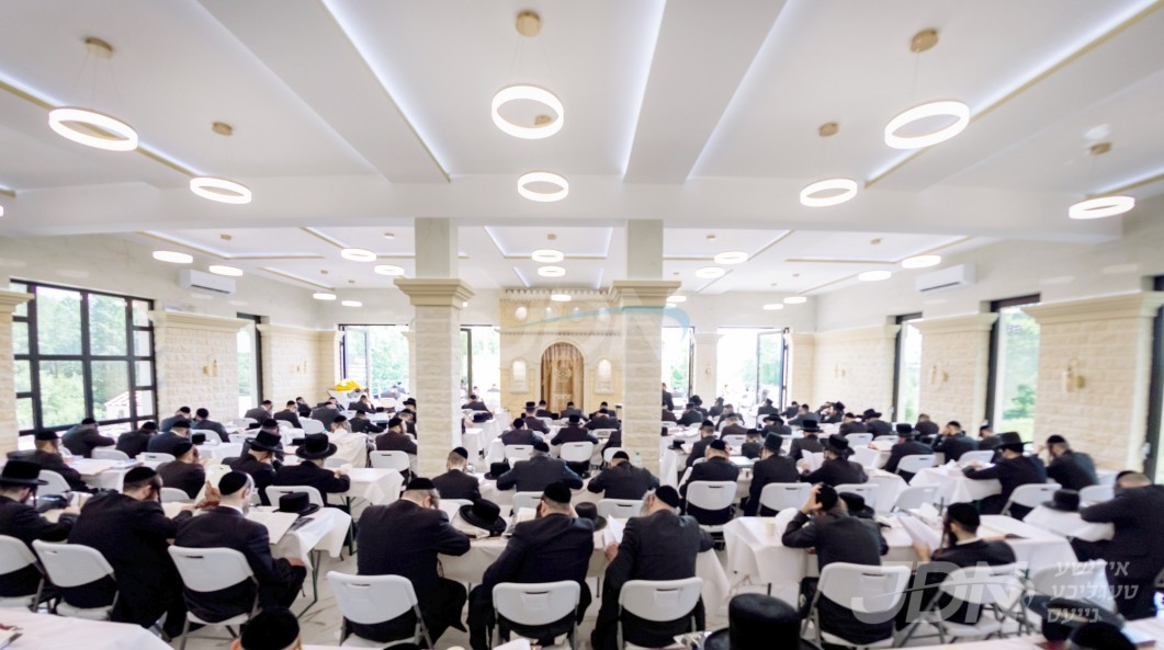 היסטארישע "לימוד ש"ס על קברו" באתרא קדישא ראדאשיץ און מעמד סיום הש"ס און סעודת הילולא ח"י סיון אפגעראכטן אין פרעכטיגן "בנין לאנדא"