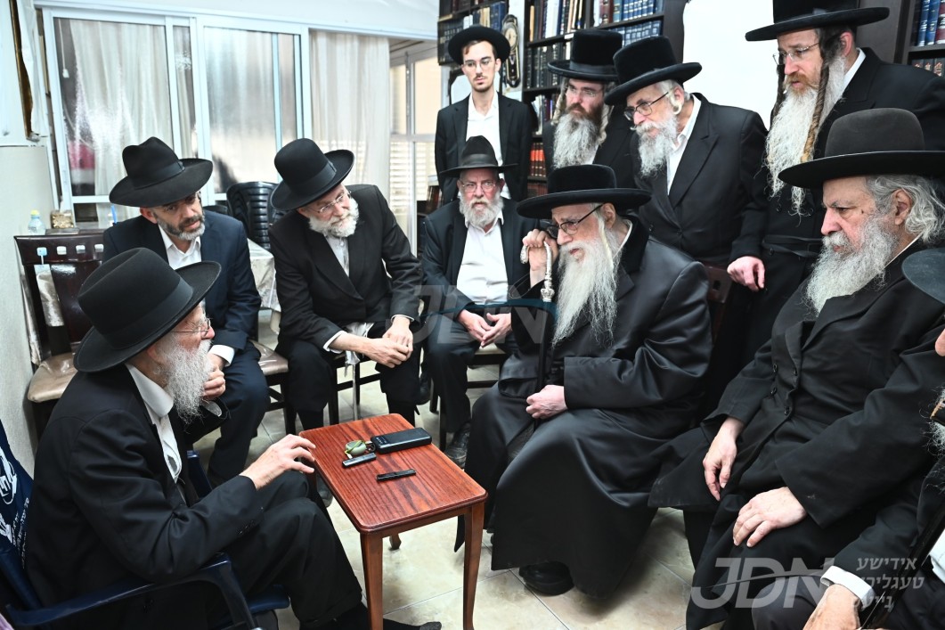 ניחום אבלים ביי הגאון רבי שמעון גלאי צום פטירה פון אחיו הרה"ג ר' מרדכי גלאי זצ"ל