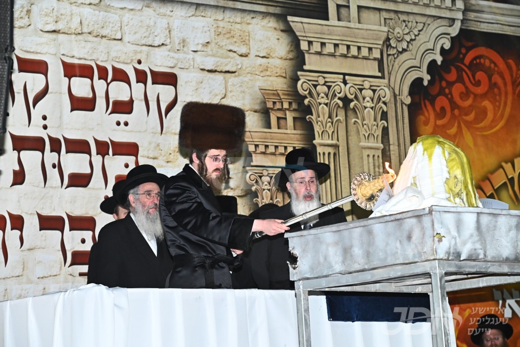האדמו"ר מסאדיגורה ביים הדלקה ל"ג בעומר