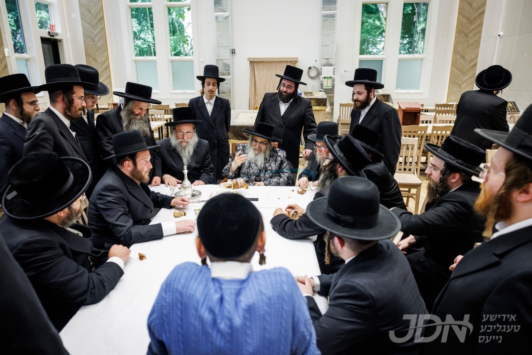 האדמו"ר מסאטמאר ביים קביעת מזוזה אין ביהמ"ד צאנז אין מאנסי