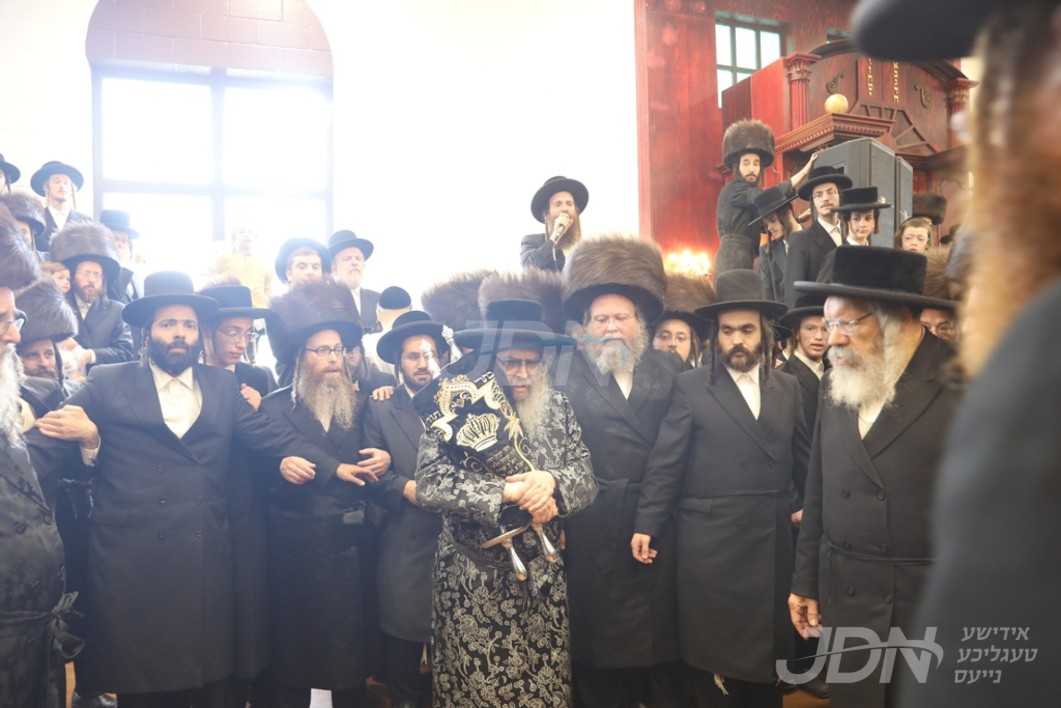 הכנסת ספר תורה אין קרית ויואל משה - איחוד התלמידים סאטמאר אין מאנטיסעלאו, לע"נ דומ"ץ הקריה הגה"צ ר' לייבוש טייטלבוים זצ"ל