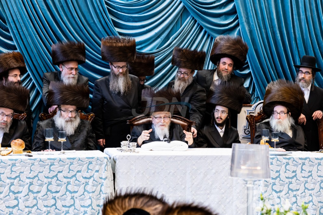 שמחת השבע ברכות בחצרות סקווירא - וויזניץ, צוגעשטעלט דורך כולל דברי א"ש לכבודו פון הרה"צ רבי ישראל האגער