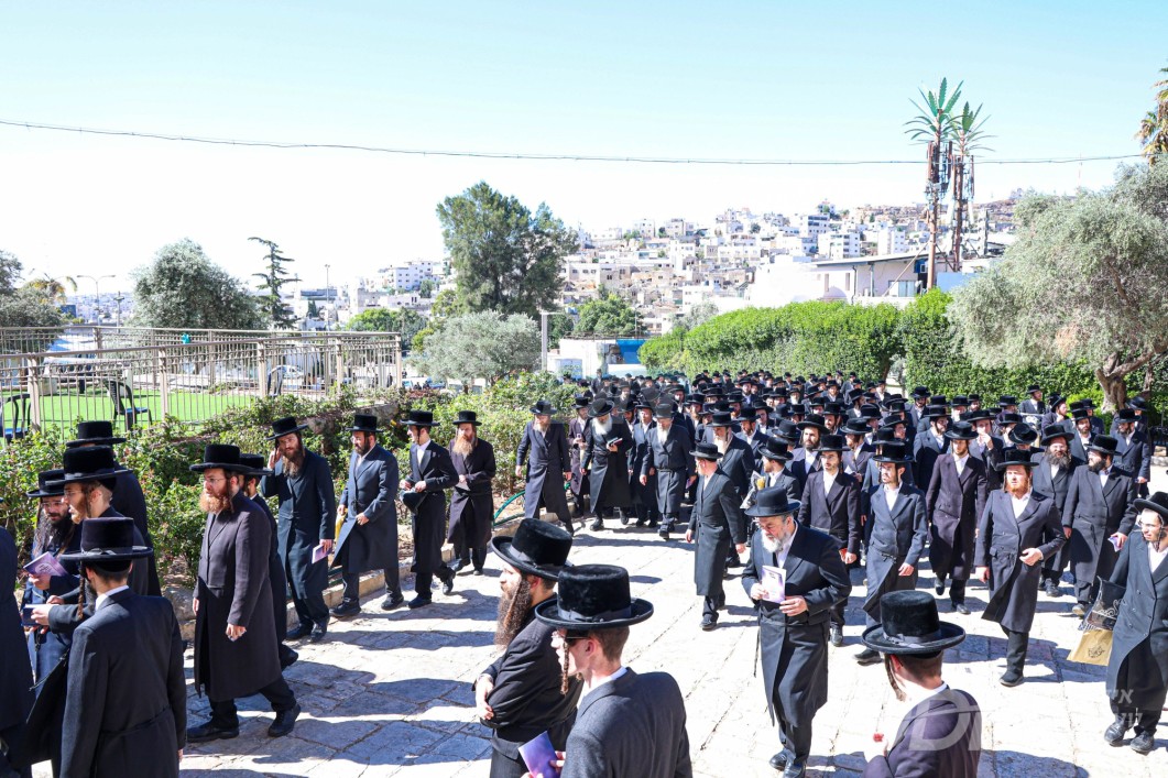 האדמו"ר מדושינסקיא איז מתפלל ביים מערת המכפלה