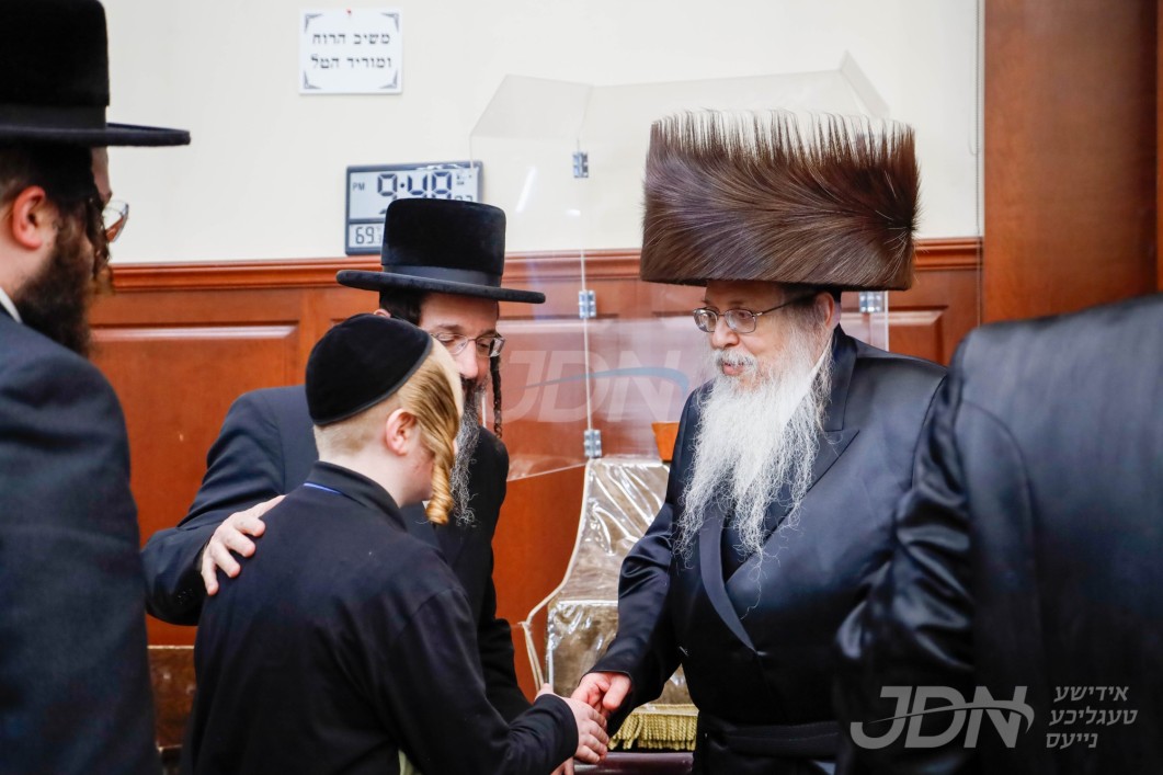האדמו"ר מטאהש ביי תפילת מעריב אין ביהמ"ד טאהש אין בארא פארק