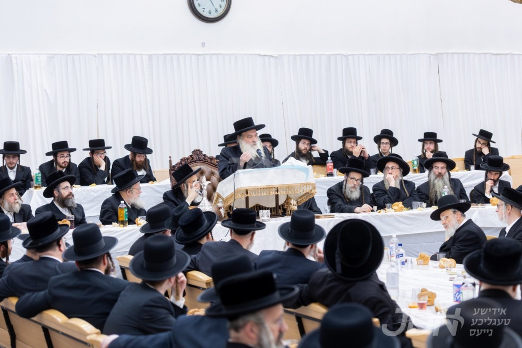 יארצייט פון הרה"ק מספינקא זי"ע ביי בנו האדמו"ר מקראלי