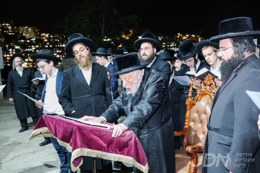 האדמו"ר מקאפיטשניץ ביי קידוש לבנה מוצאי תשעה באב