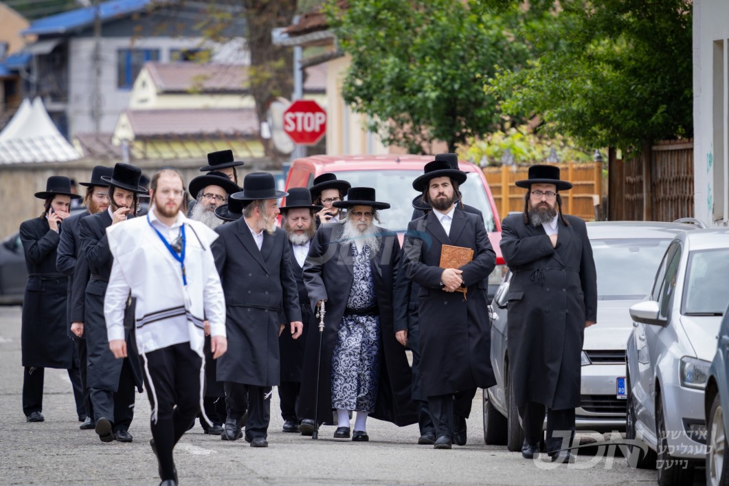 האדמו"ר מסאטמאר אין שטאט סיגעט אין ראמעניע, ביים מסיבת לחיים אינעם נאסטאלגישן שוהל הויף, און ביים ציון הק' פון צדיקי בית סיגעט זי"ע