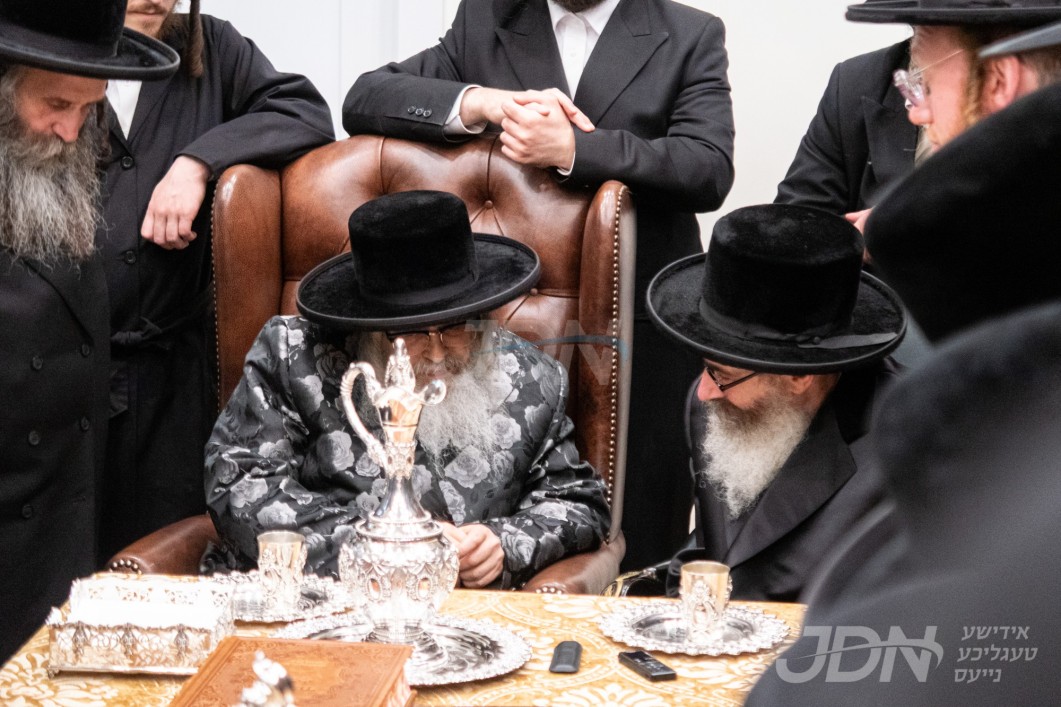 האדמו"ר מראחמיסטריווקא באזוכט ביי האדמו"ר מסאטמאר אין מחנה דברי יואל ד'סאטמאר