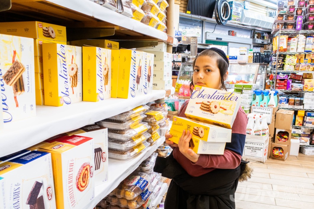 די געשמאקע פסח'דיגע פראדוקטן פון אבערלענדערס ווערט צוכאפט פון די געשעפטן דורך יונג און אלט