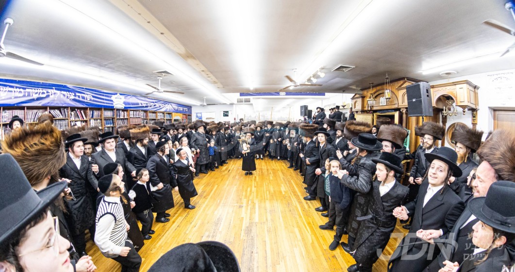 הכנסת ספר תורה צו ביהמ"ד קארלסבורג אין בארא פארק לז"נ כ"ק גאב"ד קארלסבורג זצ"ל