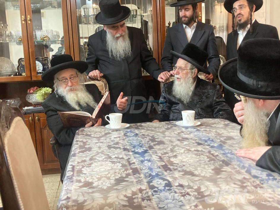 האדמו"ר מצאנז קלויזענבורג באזוכט ביי גיסו גאב"ד קרית צאנז ירושלים