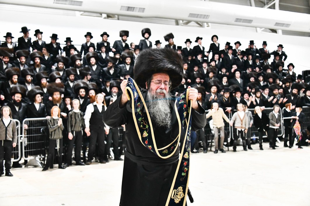 האדמו"ר משבט הלוי געגעבן עטליכע הוראות אין בעפארברייטונג צום ערשטן שמחת החתונה אין ביהמ"ד הגדול שבט הלוי