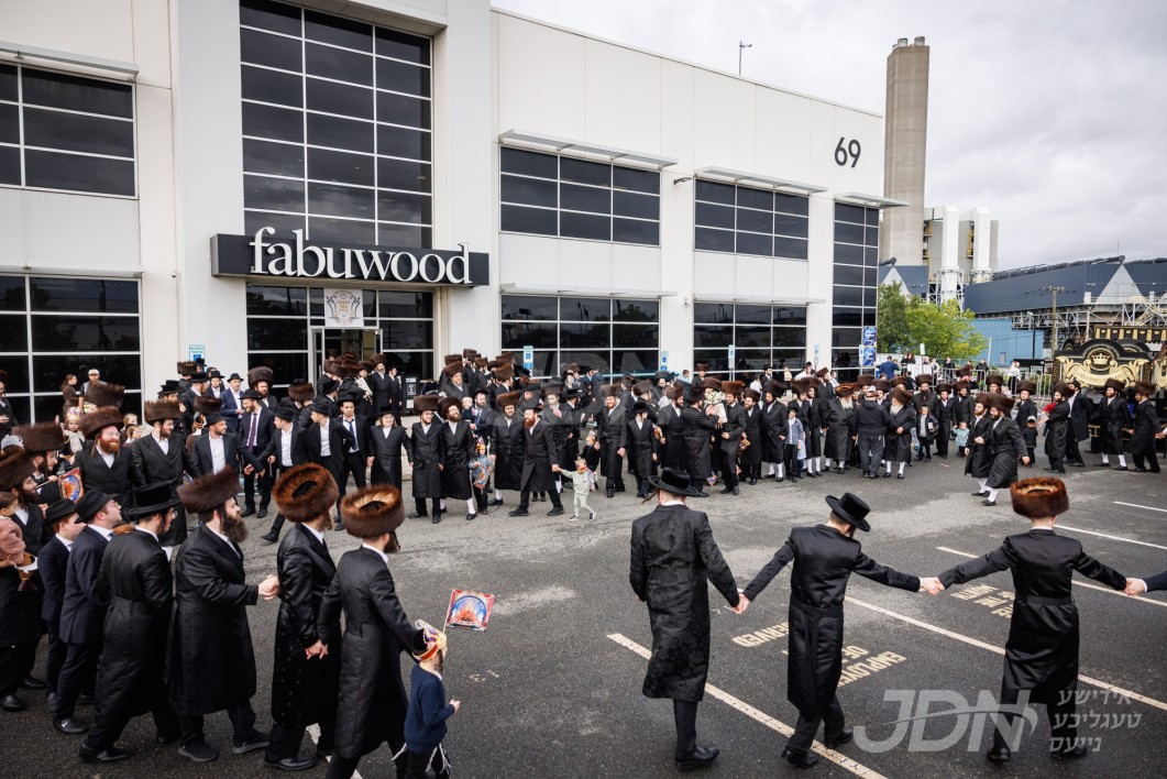 פרייליכע און דערהויבענע מעמד הכנסת ספר תורה געפראוועט געווארן אין ביהמ"ד עובדי השם אין די באקאנטע אידישע פאביווואד פאבריק אין ניו דזשערזי