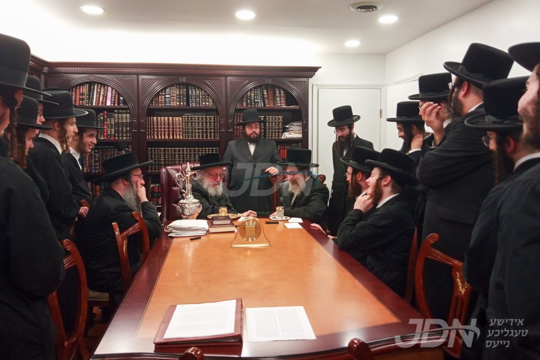 האדמו"ר מראחמיסטריווקא וויליאמסבורג באזוכט ביי האדמו"ר מוויען און שמועס פאר תלמידי מחנה מתיבתא נחלת יעקב וויען