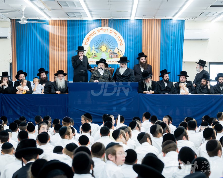 מעמד קבלת פנים פאר האדמו"ר ממונקאטש אין מחנה חיים ושלום מונקאטש