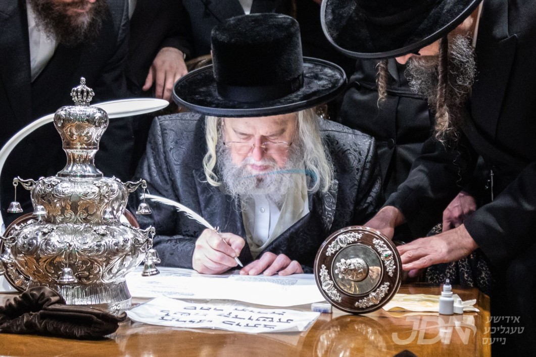 מעמד סיום כתיבת ספר תורה בביתו נאוה קודש פון האדמו"ר ממונקאטש, פארן ספר תורה וואס איז געשריבן געווארן דורכ'ן רבי'ן בהידור רב