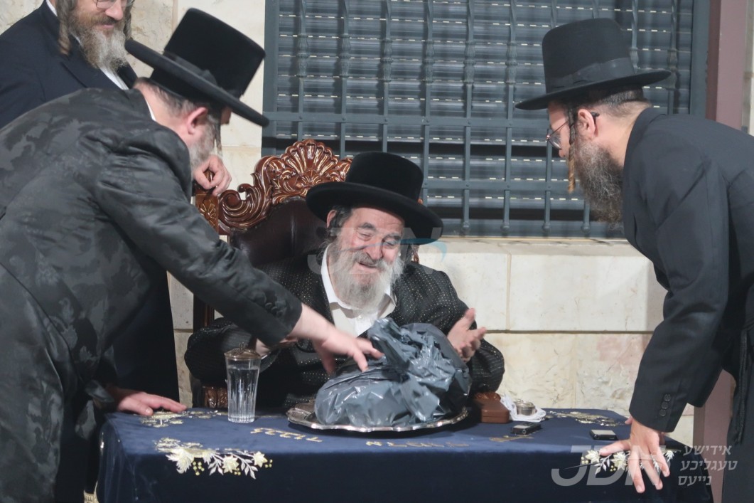 מעמד קריאת השם פאר די וויזניצע קהילה "אמרי אליעזר" אין עמנואל, אינאיינעם מיטן מעמד ראשית הגז, בביתו נאוה קודש פון האדמו"ר מוויזניץ אין מושב אורה
