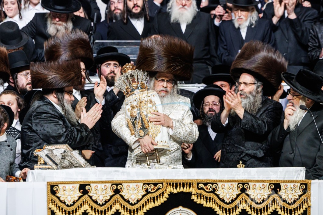 היסטארישע מעמד סיום כתיבת האותיות בחצר הקודש סאטמאר, אינאיינעם מיטן ל"ג בעומר טיש אינעם גיגאנטישן דאגגעל גרינהאוז קאמפלעקס אין וומס"ב