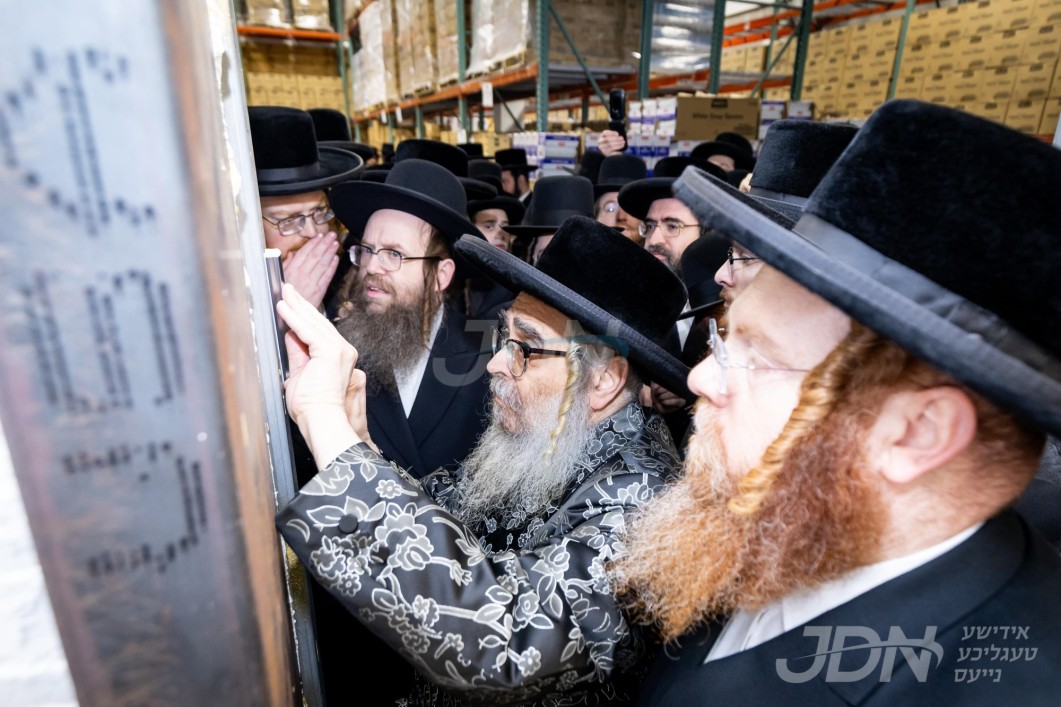 האדמו"ר מסאטמאר ביים קביעת מזוזה אין די נייע מיטב האולסעיל גראסערי אין וויליאמסבורג