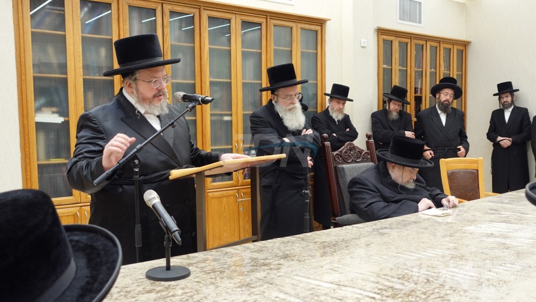 אסיפה בביתו נאוה קודש פון האדמו"ר מבעלזא פאר חברי וועד לחיזוק גדרי הצניעות אין קהילת בעלזא
