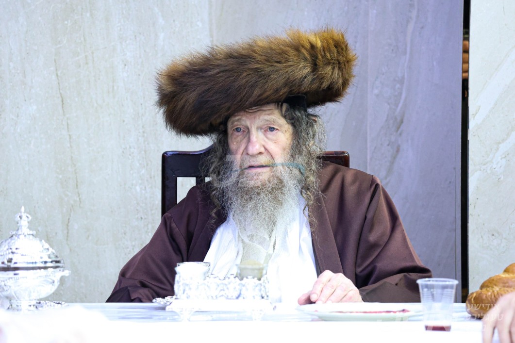 מוצאי יום כיפור אין חצר הקודש לעלוב ניקלשבורג