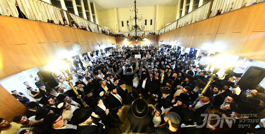 מסע הלווית פון הגה"צ רבי מרדכי אויערבאך זצ"ל אב"ד אביר יעקב תל אביב