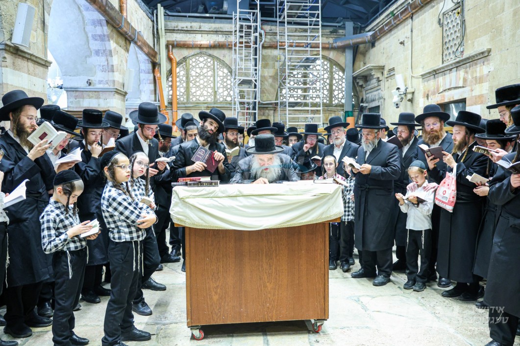 גאב"ד מאקאווא ביים זאגן סליחות ביים מערת המכפלה