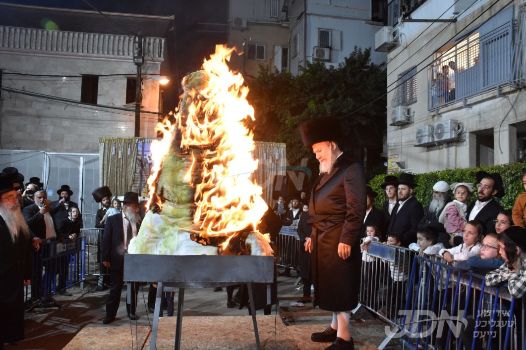 האדמו"ר מאשלאג ביים הדלקה ל"ג בעומר