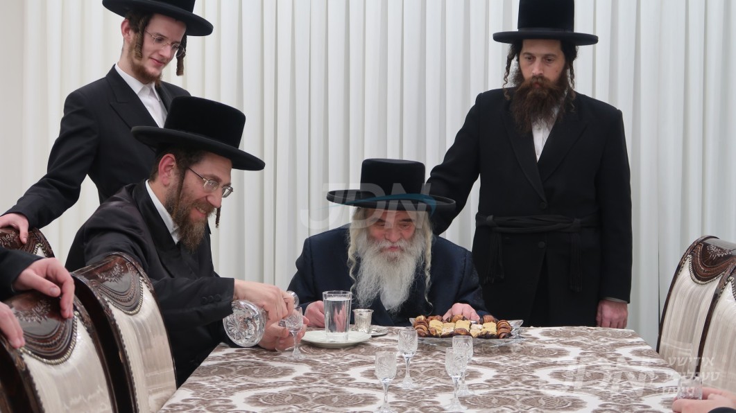 האדמו"ר מקרעטשניף י"ם ביים קביעת מזוזה אין שטוב פון חתנו האדמו"ר מאלעסק ארה"ק