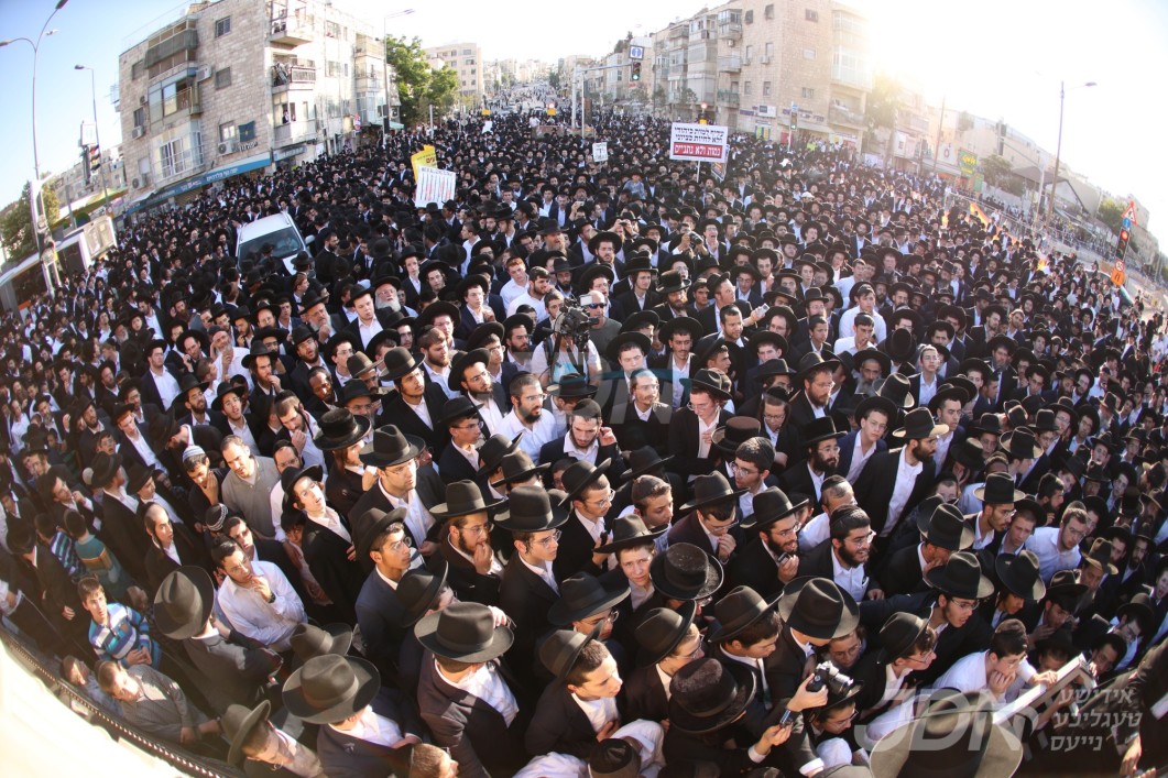אלפי תלמידי ישיבת מיר וועלן ארויסקומען מוחה זיין ברחובה של עיר אין ליכט פון די רדיפת הדת בארה"ק