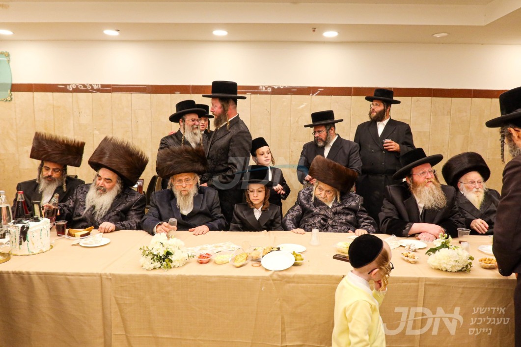 שמחת הבר מצוה בבית פינסק קארלין - זידיטשויב - טעמעשוואר