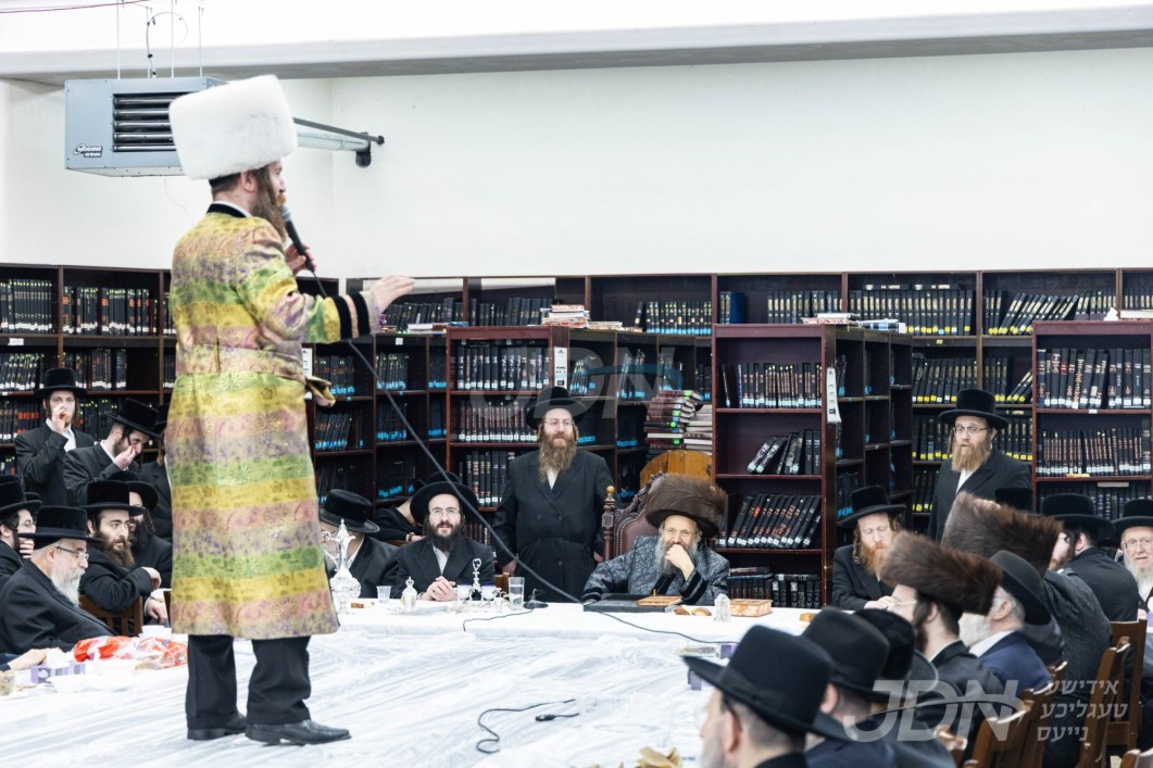 ראש חודש אדר ביי האדמו"ר מבאבוב-45