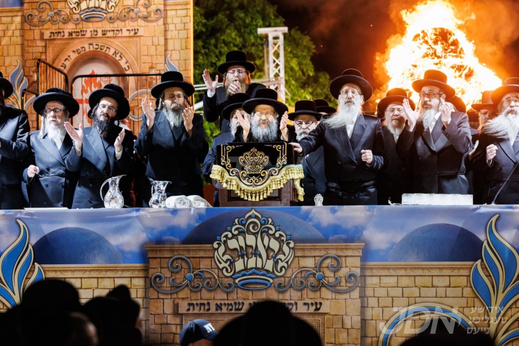 האדמו"ר מבאבוב-45 ביים הדלקה ל"ג בעומר