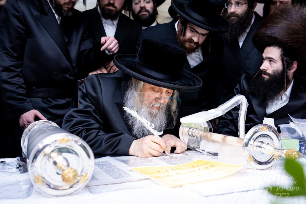 אלפי חסידי סאטמאר איבערראשט אין עקסטאז צום גרויסן מעמד הכנסת ספר תורה דורך האדמו"ר מסאטמאר, קומענדיגן ל"ג בעומר הבעל"ט