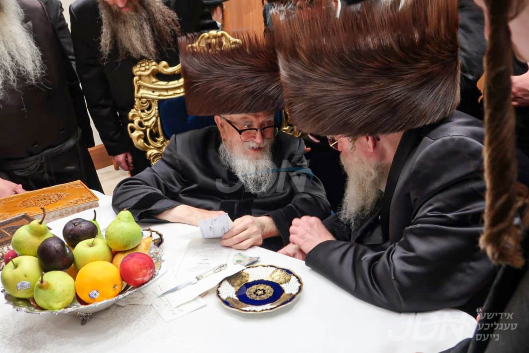 האדמו"ר מטשערקאס באזוכט ביי האדמו"ר מסקווירא