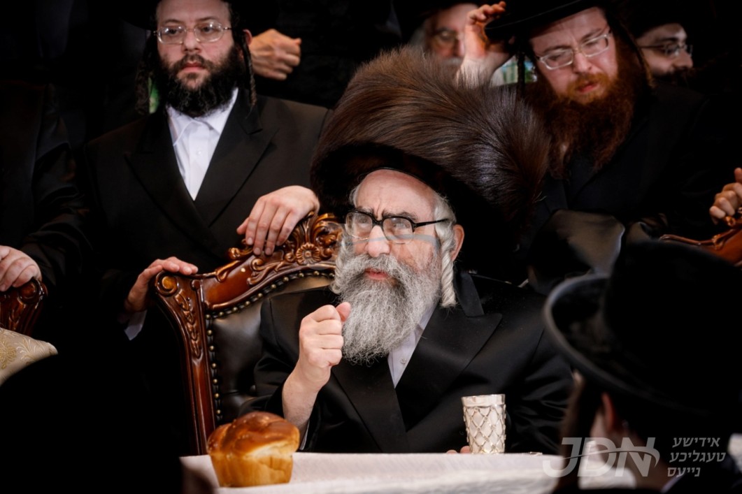 רעקארדירונג: האדמו"ר מוויזניץ פון מאנסי פאדערט פון קהל חסידיו נישט צו כאפן קיין בילדער אין בעפארגרייטונג צום גרויסן נסיעה קיין ארץ ישראל