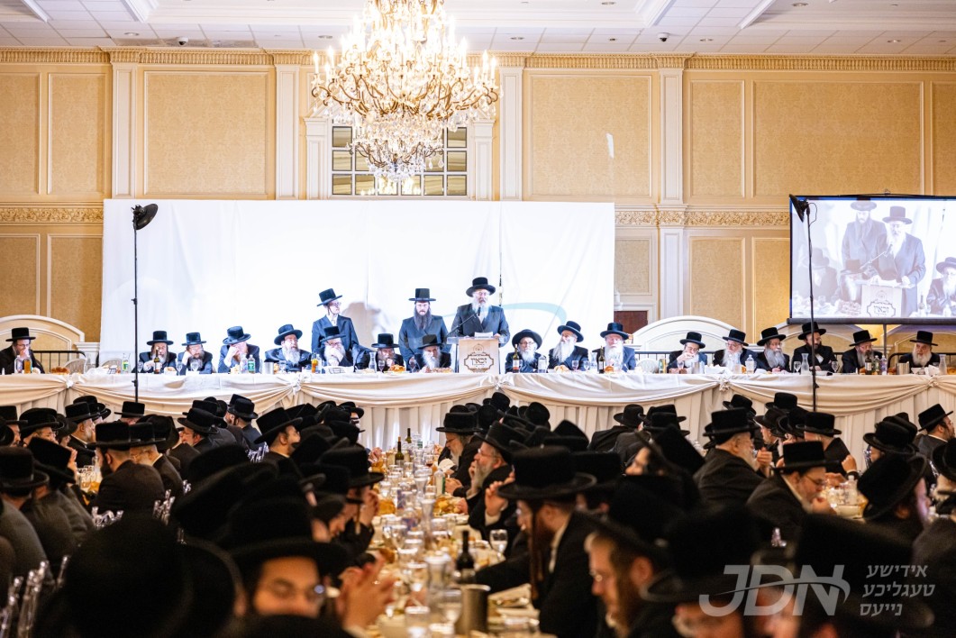 יארצייט סעודה פון הרה"ק מבעלזא זי"ע אין קהילת בעלזא אין בארא פארק