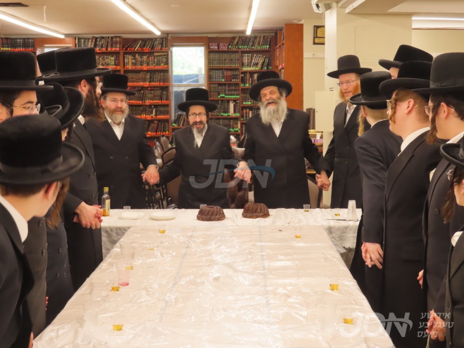 תפילת שחרית און מסיבת לחיים פאר די תלמידי ישיבת תורת אבות ביי האדמו"ר מסקולען