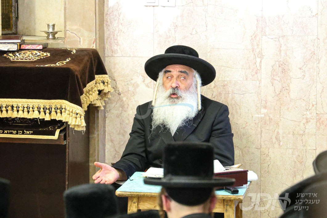 האדמו"ר מדושינסקיא ביי תיקון חצות