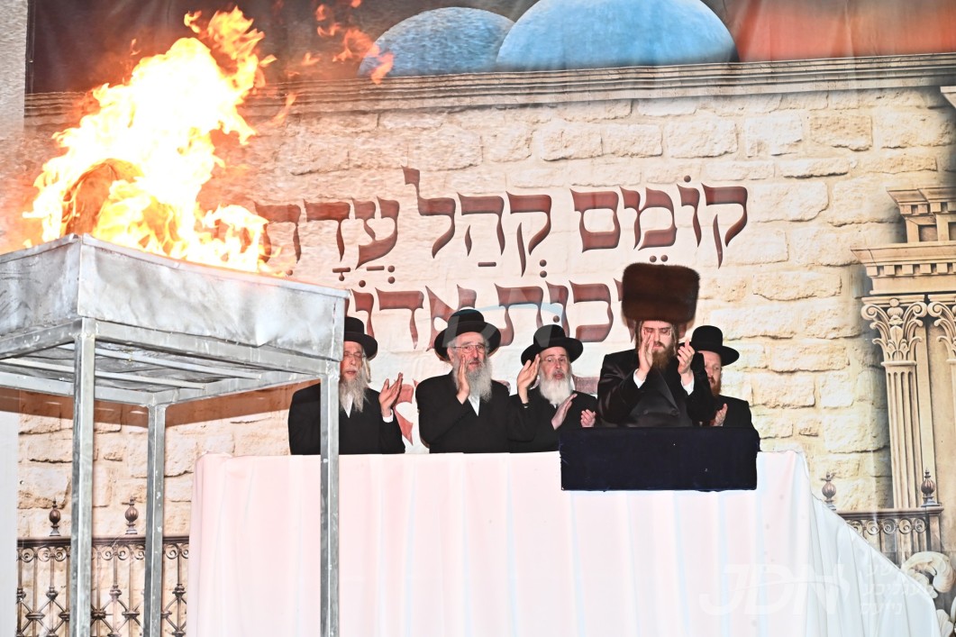 האדמו"ר מסאדיגורה ביים הדלקה ל"ג בעומר