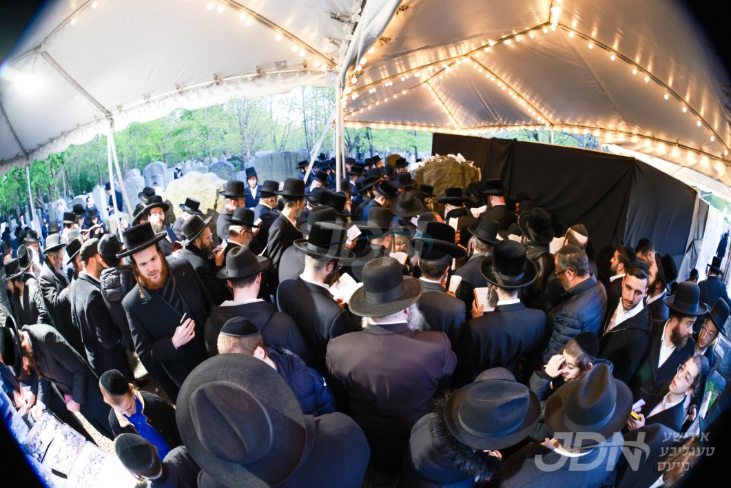 טויזענטער ביים ציון אין סטעטן איילענד פון הרב יהודה צבי שטיינער זצ"ל ברודער פון הרה"ק ר' ישעי'לע קערעסטירער זי"ע